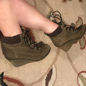 Suede Khaki wedges boots